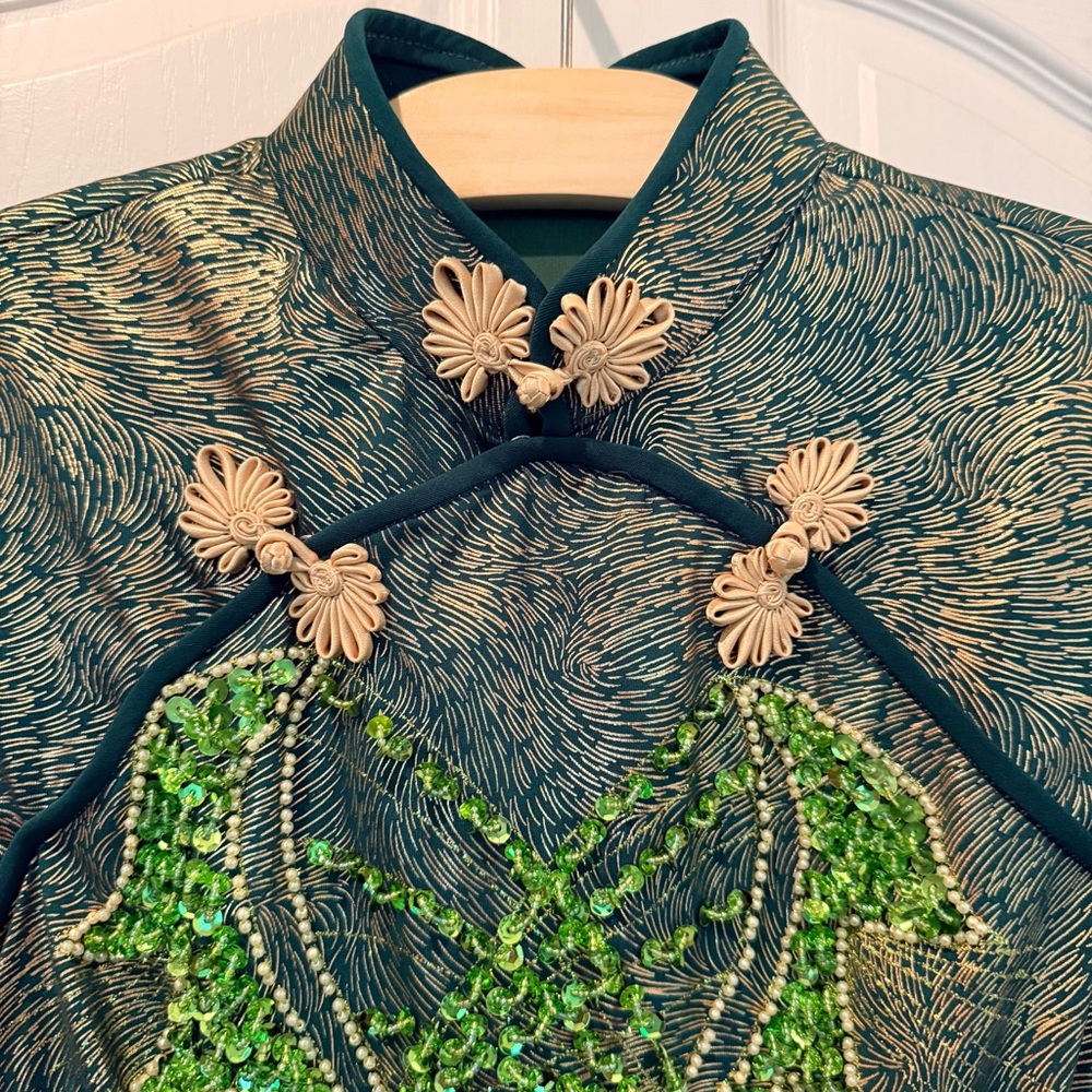Green Embellished Mandarin-Collar Cheongsam/Qipao with gold frog buttons🐸